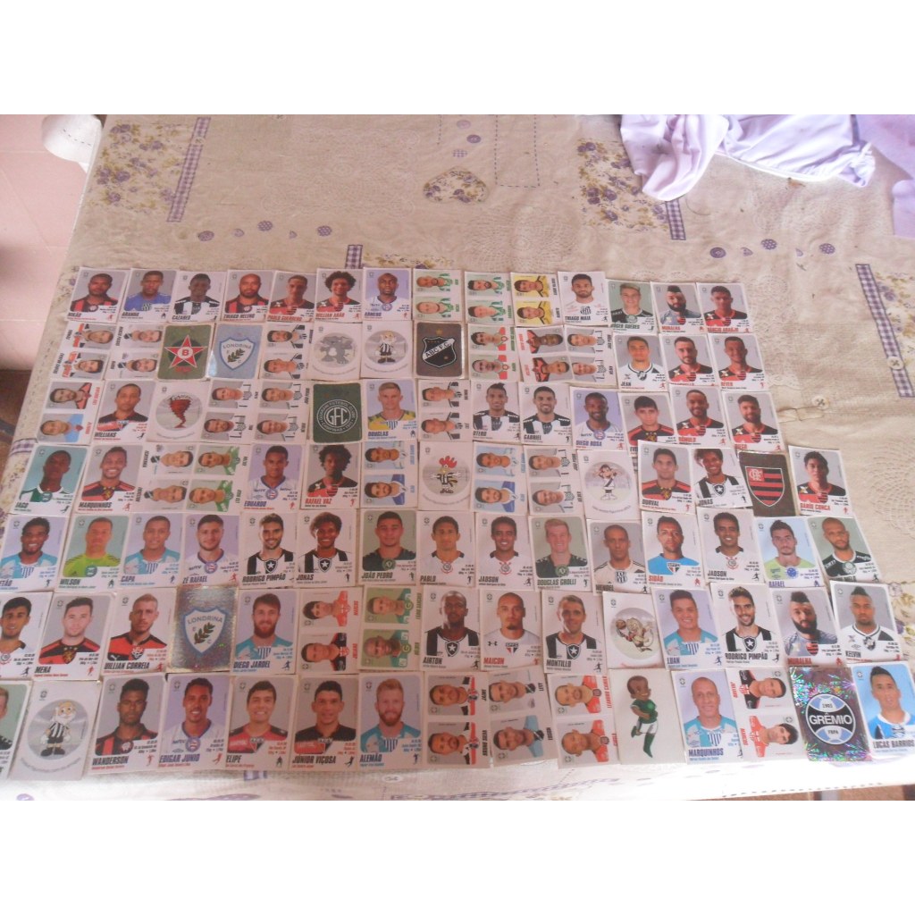 Lote figurinhas Brasileirão 2017 com 102 figurinhas conforme fotos