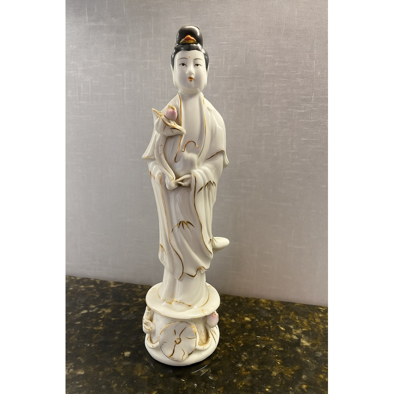 Estátua de mulher asiática - Deusa Kuan Yin em porcelana branca.