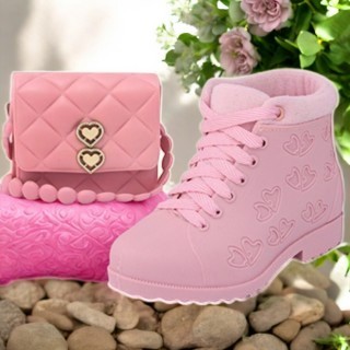 Conjunto Infantil Feminino Bota + Bolsinha Coração | Confortável, Impermeável e Estiloso.