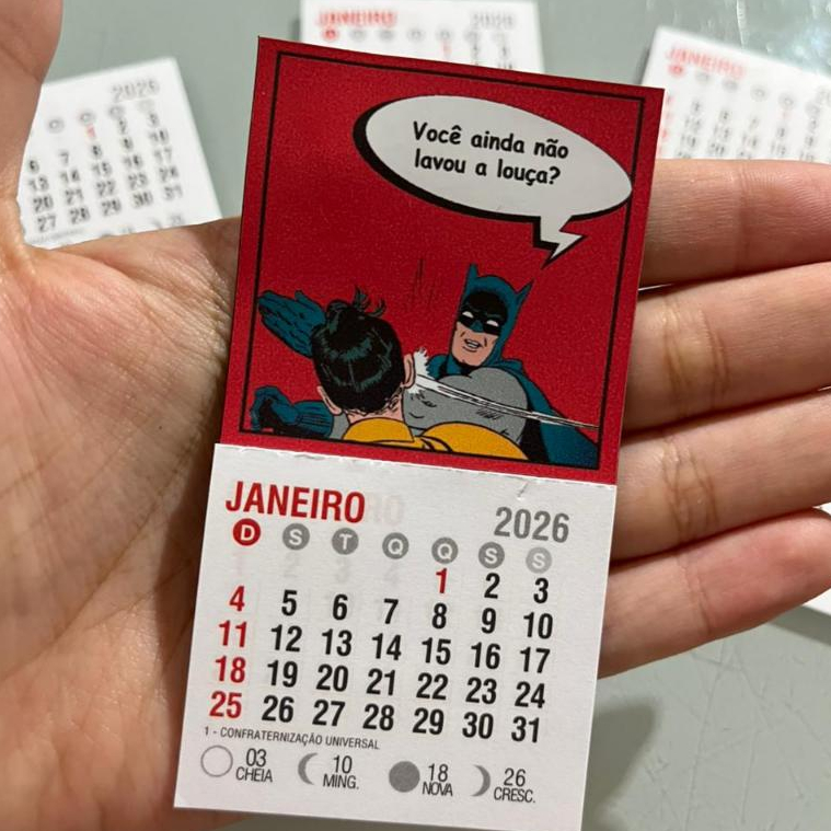 Imã de geladeira com mini calendário 2026 - Batman e Robin - Você ainda não lavou a louça? em Oferta na Shopee