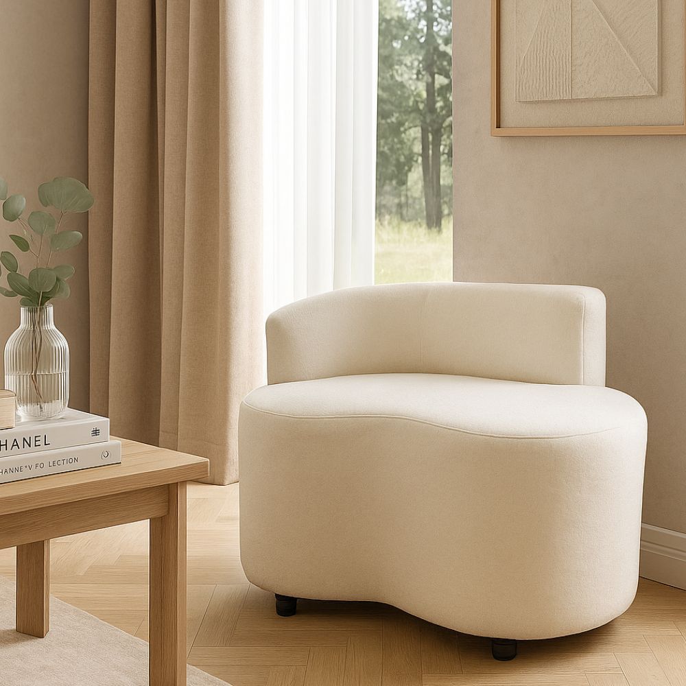 Sofá PUFF Curvo Slim Cloe 100cm – Compacto, Moderno e Confortável Recepção Estofado Corino Bege Nude