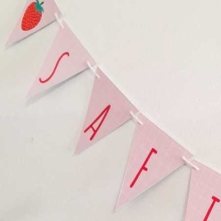 Bandeirinha Moranguinho Triangular Personalizada para festa no tema Morango - Varal triangular Morango com nome