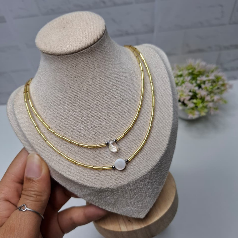 Colar choker de Canutilho dourado de Vidro e Disco Madrepérola Natural e Gota Translúcida Aço Inox Prata