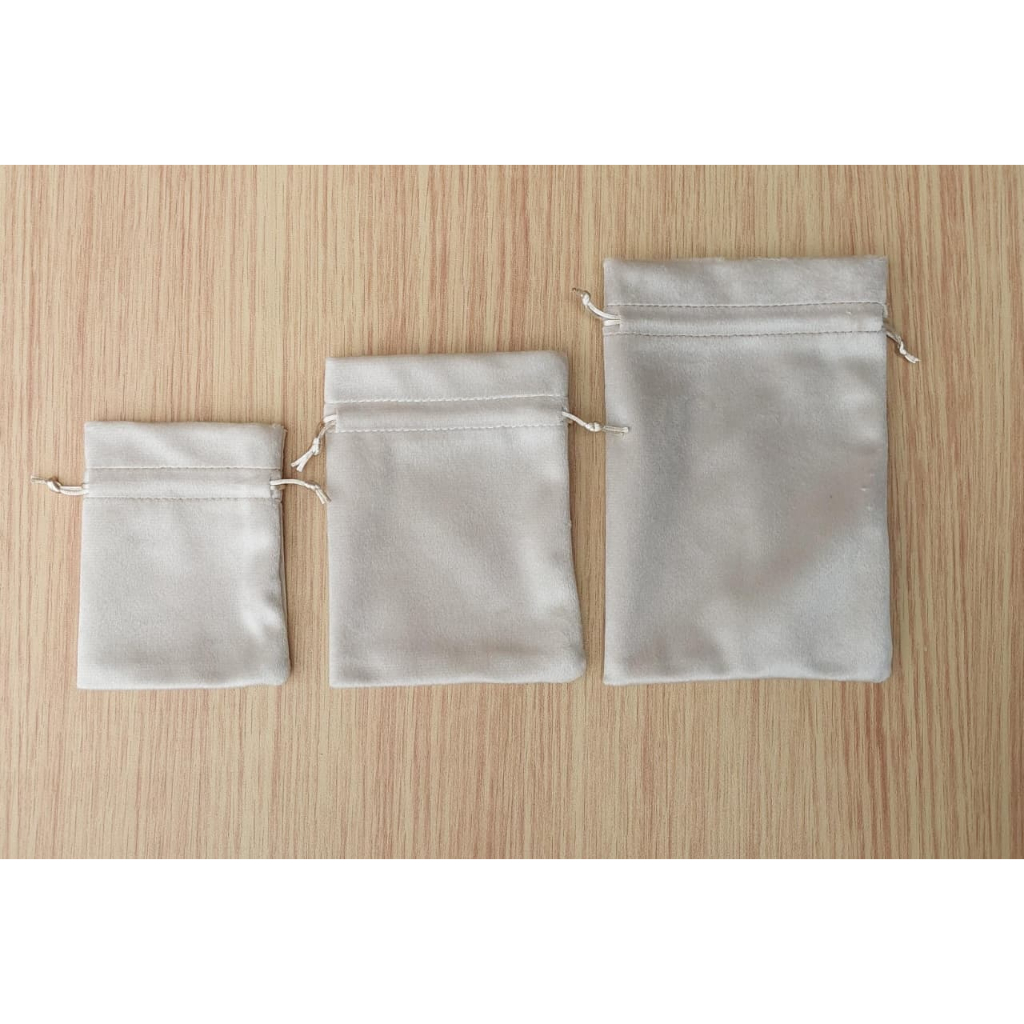 25 Saquinhos na cor Nude no veludo ideal para joias