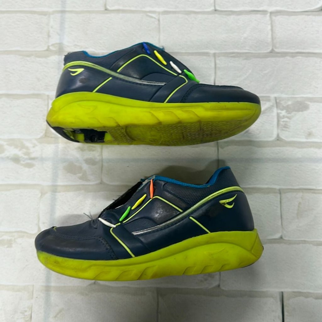 tênis infantil menino ortopé rodinhas azul-marinho com detalhes em verde-limão fluorescente tamanho 31 (bazar)