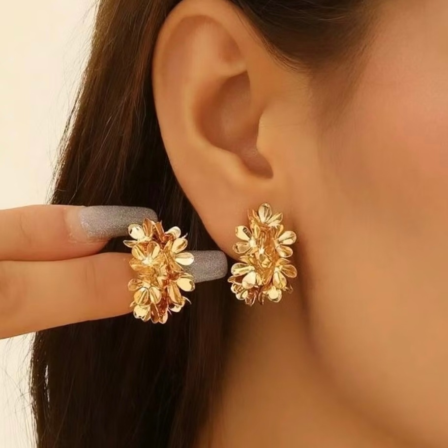 Brinco Flor de Luxo – Semijoia folheada a ouro e prata | Estilo europeu elegante em Oferta na Shopee