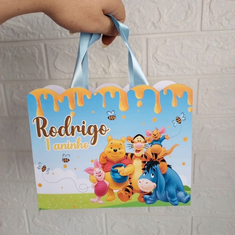 Sacolinha Surpresa Horizontal tema Ursinho Pooh - FAZEMOS EM QUALQUER TEMA lembrancinhas e personalizados Ursinho Pooh