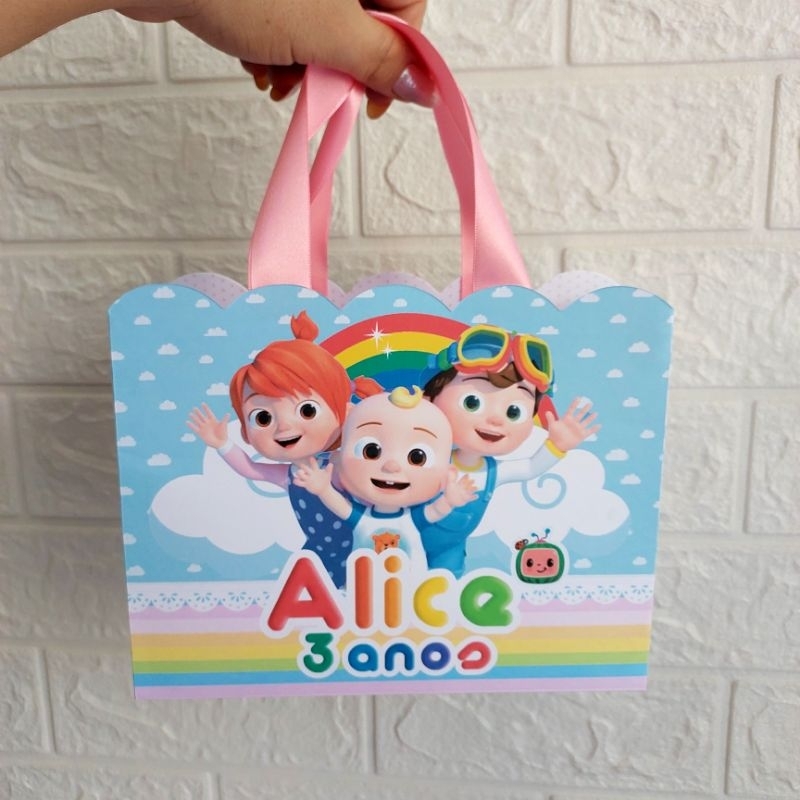 Sacolinha Surpresa Horizontal tema COCOMELON MENINA - FAZEMOS EM QUALQUER TEMA lembrancinhas e personalizados Cocomelon