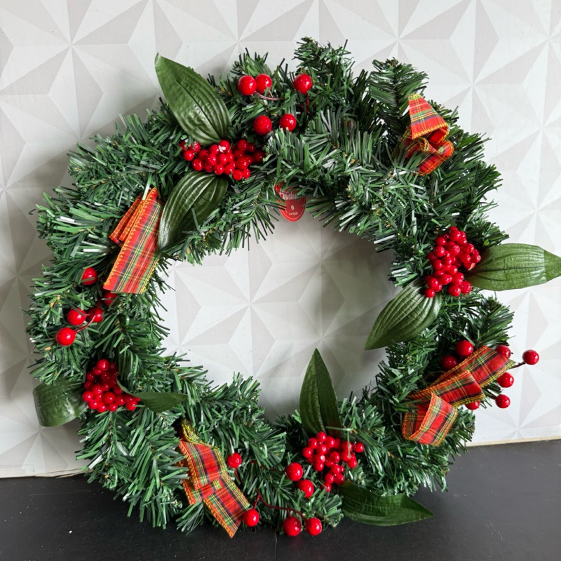 Guirlanda de Natal verde decorada vermelha com laço bolinhas bolas decoração natalina de pendurar verde placa decorativa