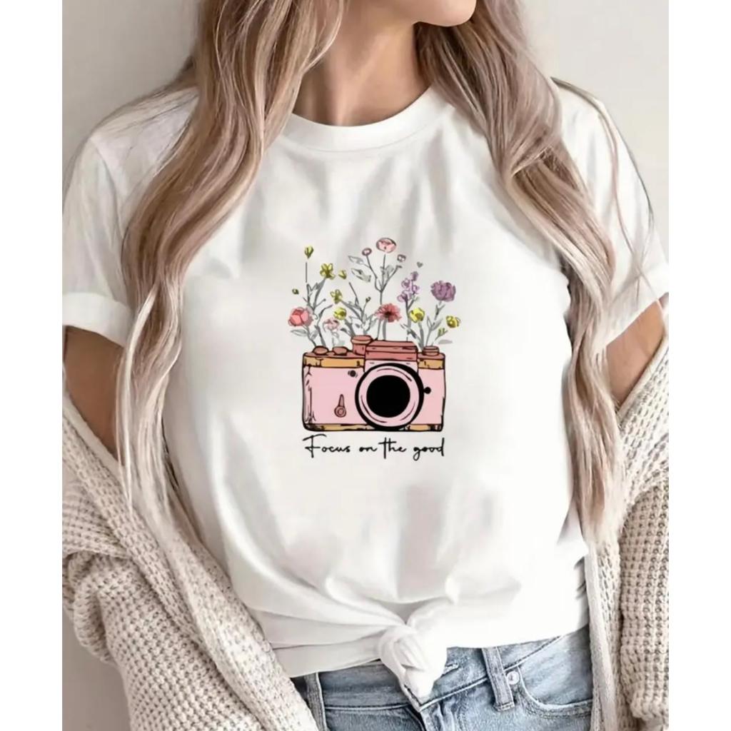 Camiseta Feminina Despojada Estilosa Estampada Camera com Flores