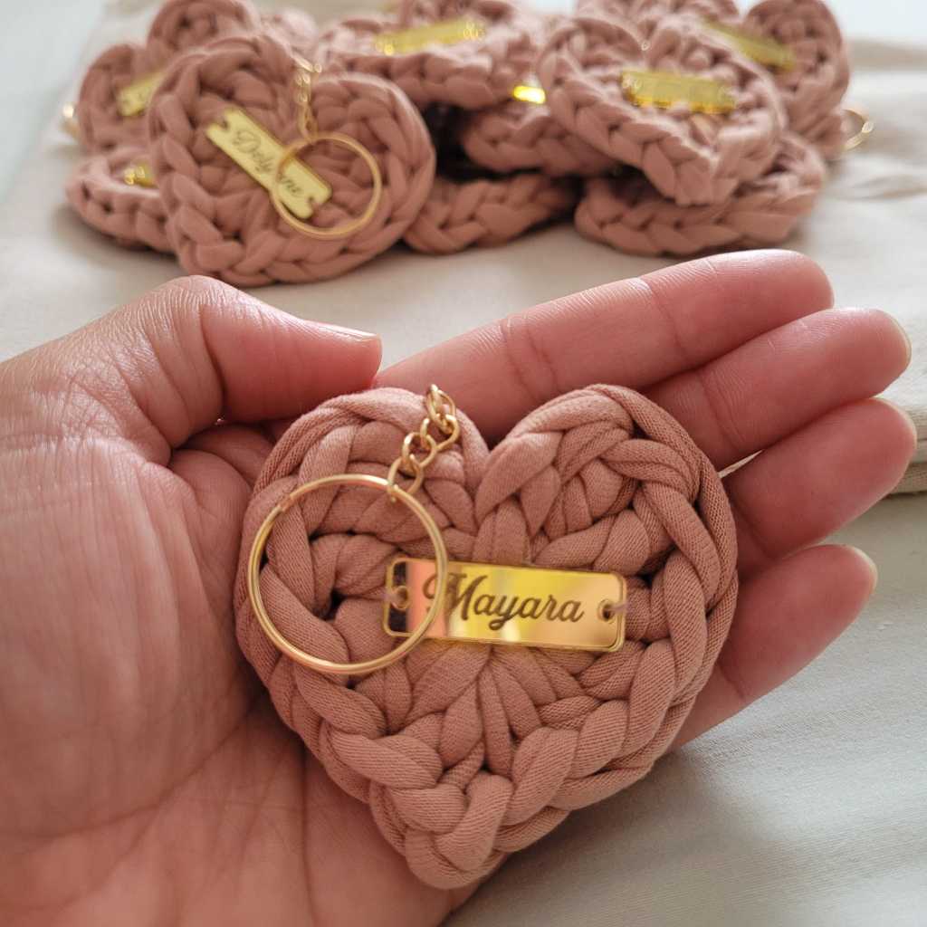 Chaveiros personalizados com TAG, kit com 10, 20, 30 e 50 lembrancinhas de coração em crochê fio de malha em Oferta na Shopee