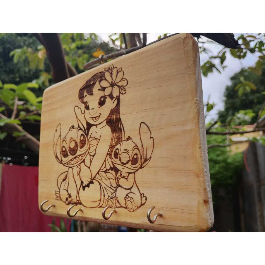 Placa Porta-Chaves Infantil em Madeira Natural – Tema Família, Mãe e Filho Felizes