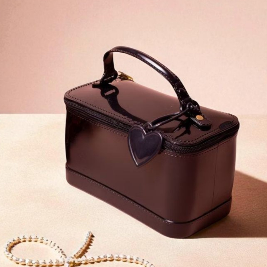 Bolsa Baú Feminina Pequena Estruturada com Detalhe Coração Design Moderno Monica Cintra