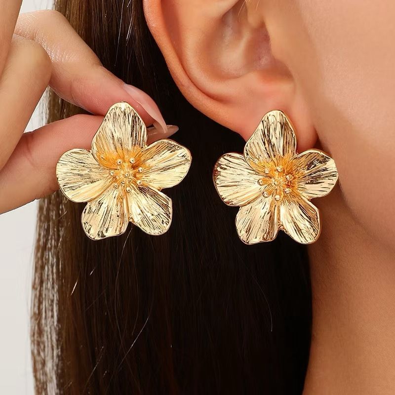 Brinco de Flor de Lirio Folheados: Elegância e Luxo em um Acessório Único