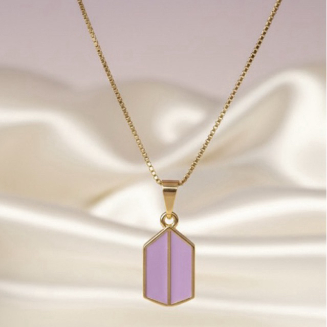 Colar ARMY Lilás | Pingente Símbolo ARMY Esmaltado | Fanmade BTS | Banho de Ouro 18k | Hipoalergênico