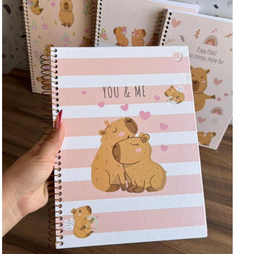 Caderno Capivara 1 Matéria Universitário 80 Folhas 56gm² CapyCuties Animativa Escolar Contem Adesivos Unidade em Oferta na Shopee