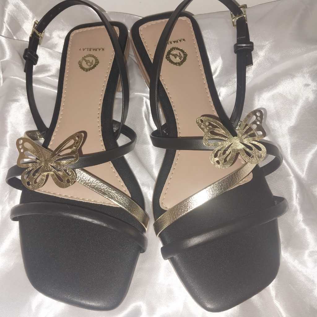 Sandália feminina rasteirinha preta com dourado detalhe de borboleta