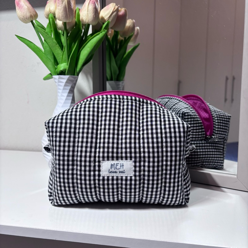 Necessaire  xadrez preta com zíper pink e forro poa pink em Oferta na Shopee