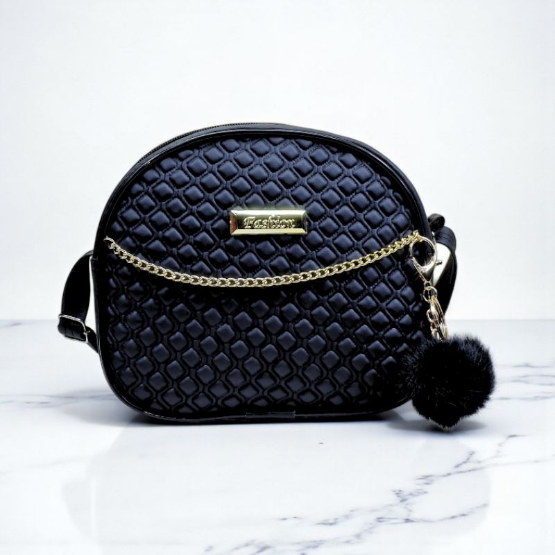 Bolsa Feminina Transversal Oval Matelassê c/ Corrente e Pompom Luxo Moda Lançamento em Oferta na Shopee