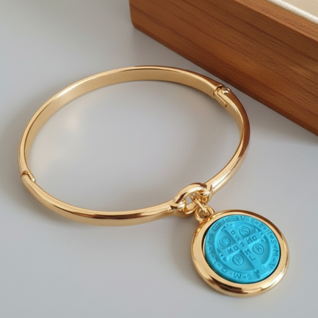 Pulseira Bracelete Feminina com Pingente Medalha São Bento Banhado a Ouro 18K Varias Cores