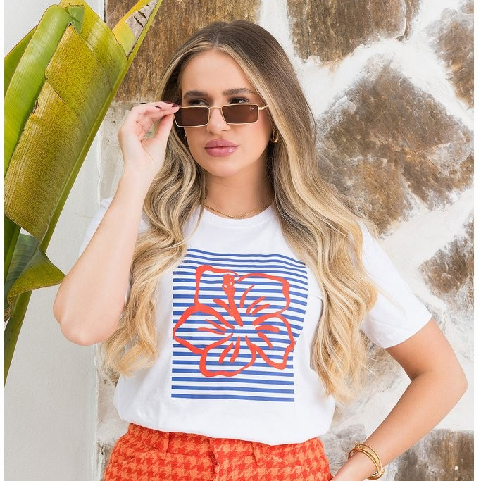 Camiseta Feminina Básica e Estilosa Branca com Estampa Moderna de Hibisco Vermelho em Malha 100% Algodão