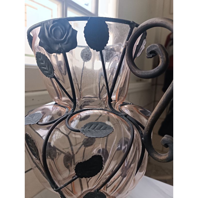 VASO DECORATIVO ARTESANAL ART NOUVEAU VIDRO ROSÊ MAIS FERRO FORJADO 42 CM CERCA DE 3 QUILOS