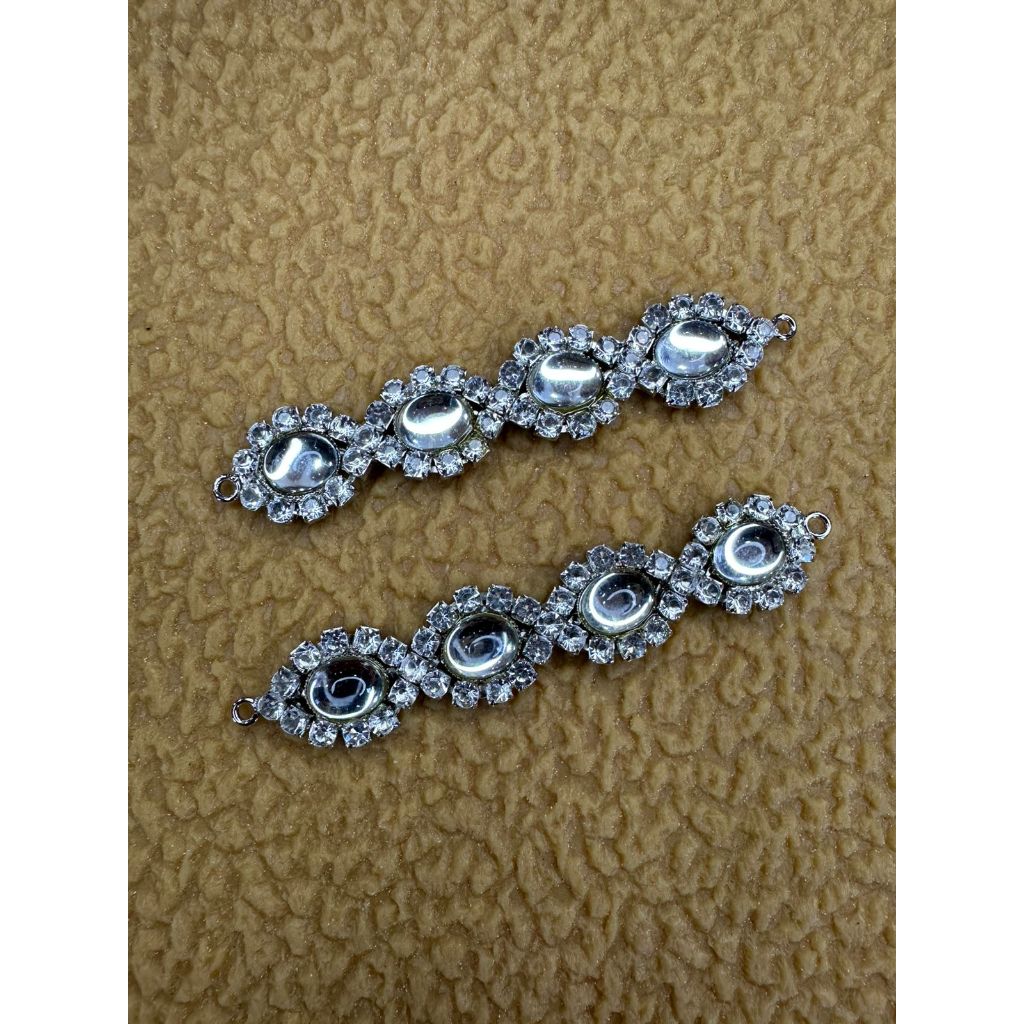 CABEDAL DE STRASS OVAL PRATA COM BASE METÁLICA - 8,3cm de comprimento e 1,7cm de largura em Oferta na Shopee