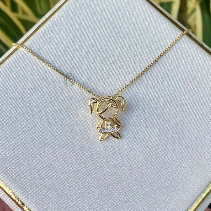 Colar Feminino Pingente Menina (Filha) – Semijóia Banhada a Ouro 18k em Oferta na Shopee