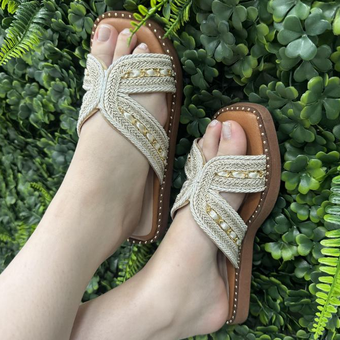 Sandália Feminina Flat Trançada Dourada – Confortável, Moderna e Sofisticada