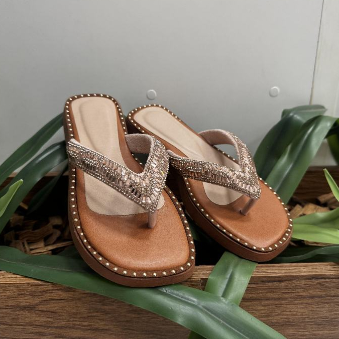 Sandália Feminina Rasteira em Pedrarias Rosê – Conforto, Elegância e Estilo