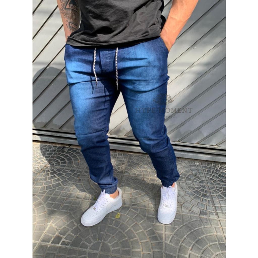Calça Jogger Masculina Sarja Moderna | Bolsos Laterais + Ajuste na Cintura