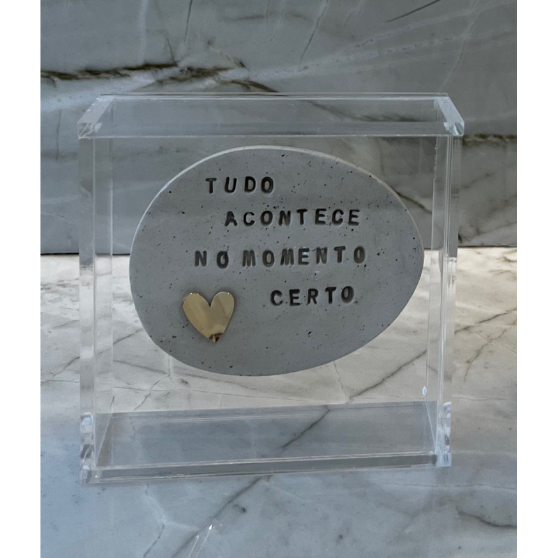 Caixa de acrílico com placa de cerâmica ( tudo acontece no momento certo) em Oferta na Shopee
