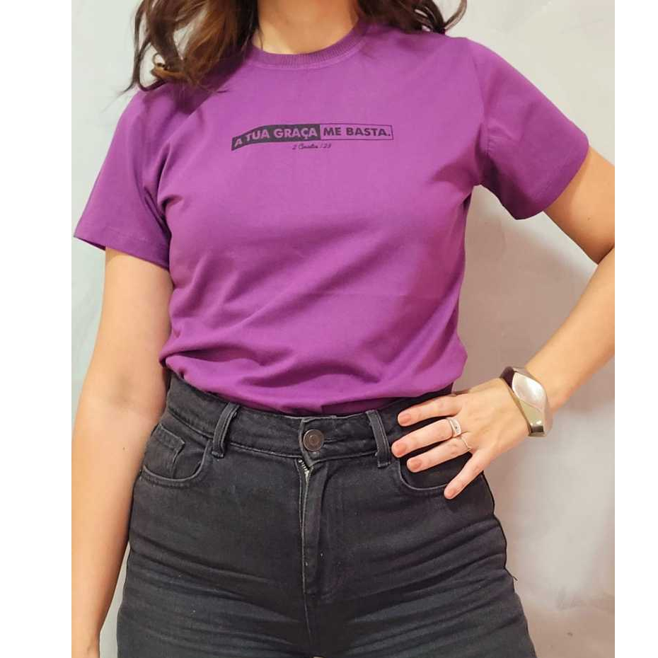 T-shirt A Tua Graça Me Basta - Gola Ribana Roxa