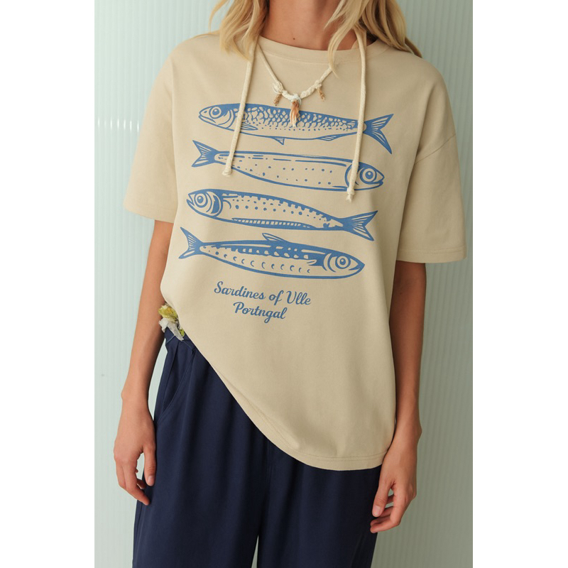 Camiseta Artística Sardines of Vibe Portugal | Blusa Bege Oversized Estilo Retrô em Algodão de Alta Qualidade