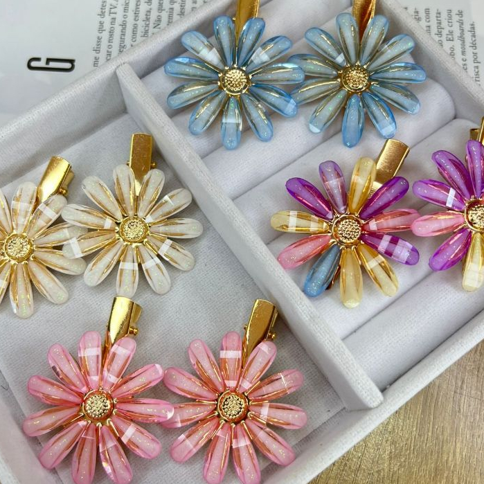 Cartela com 2 Presilhas de Cabelo Flor Margarida Acrílico Brilhante Cores Bico de Pato 4,5cm em Oferta na Shopee