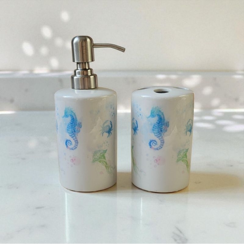 Kit Lavabo em Cerâmica Premium Porta Sabonete Líquido + Porta Escova Design Fundo do Mar Dispenser
