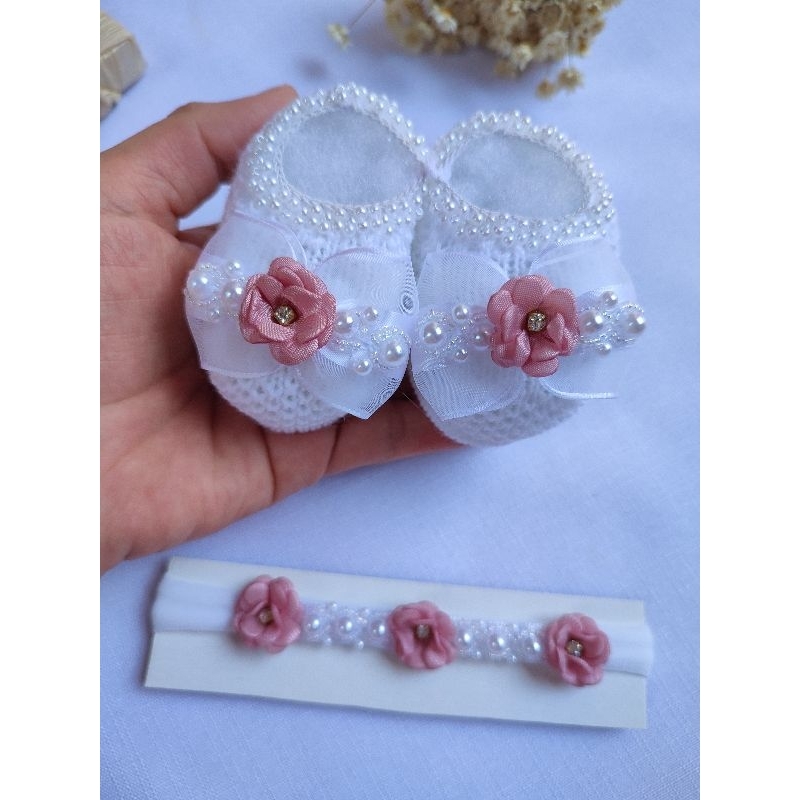kit Sapatinho de bebê tricô  linha  recém nascido 0-3meses sapato bebê bordado, florzinhas.