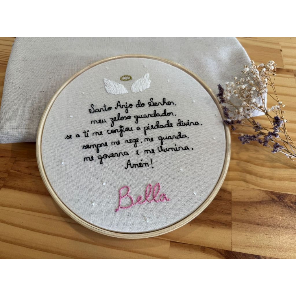 Enfeite Porta Maternidade Bastidor 20cm Bordado à mão Santo Anjo Asa + Nome Personalizado