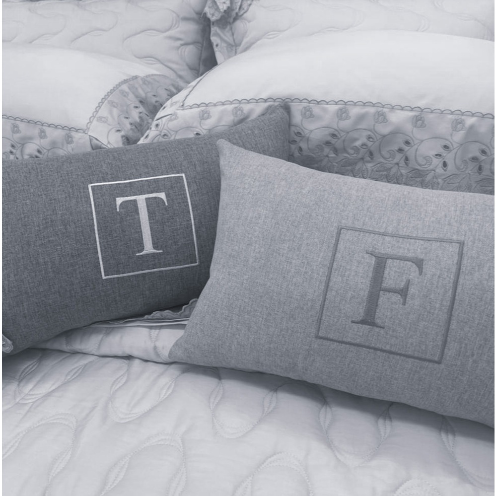 Almofada com 1 Inicial e Moldura Bordada Personalizada em Linho ou Veludo, com Enchimento 50x30cm em Oferta na Shopee