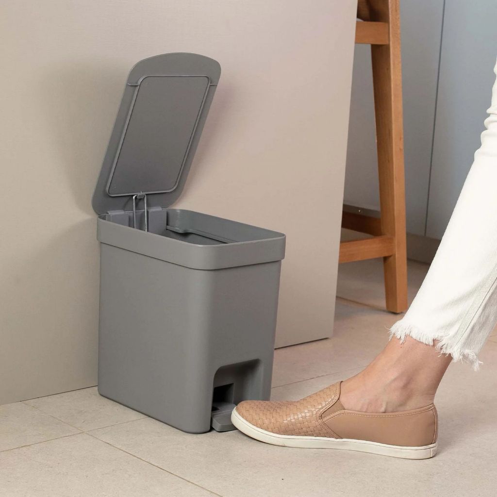 Lixeira com Pedal Banheiro, Cozinha com Pedal Trium 6L (26,5x17x25,8cm) - OU em Oferta na Shopee
