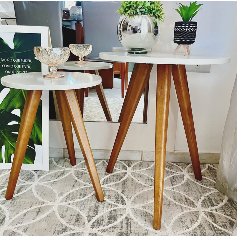 Kit com duas Mesas laterais redondas na cor OFF WHITE com pé de madeira Trapézio   BTp em Oferta na Shopee
