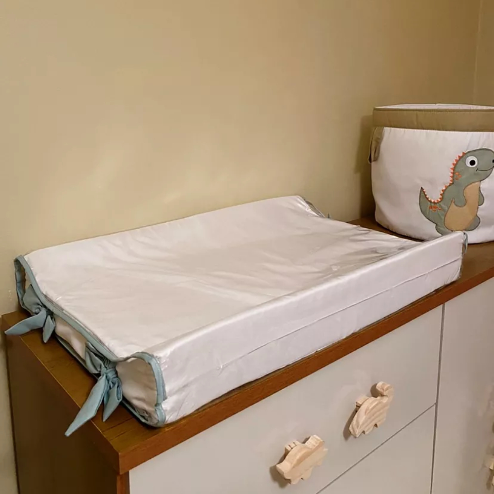 Trocador Anatômico Americano Premium | Design Elegante, Macio e Seguro para o Bebê