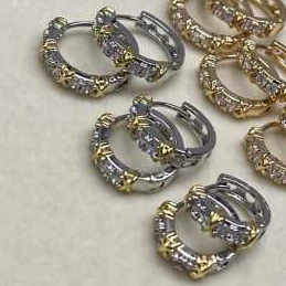 Brinco argola clic feminino - Elos X - Inspiração TF - Semijoia bicolor - Presente -  Queenverso em Oferta na Shopee