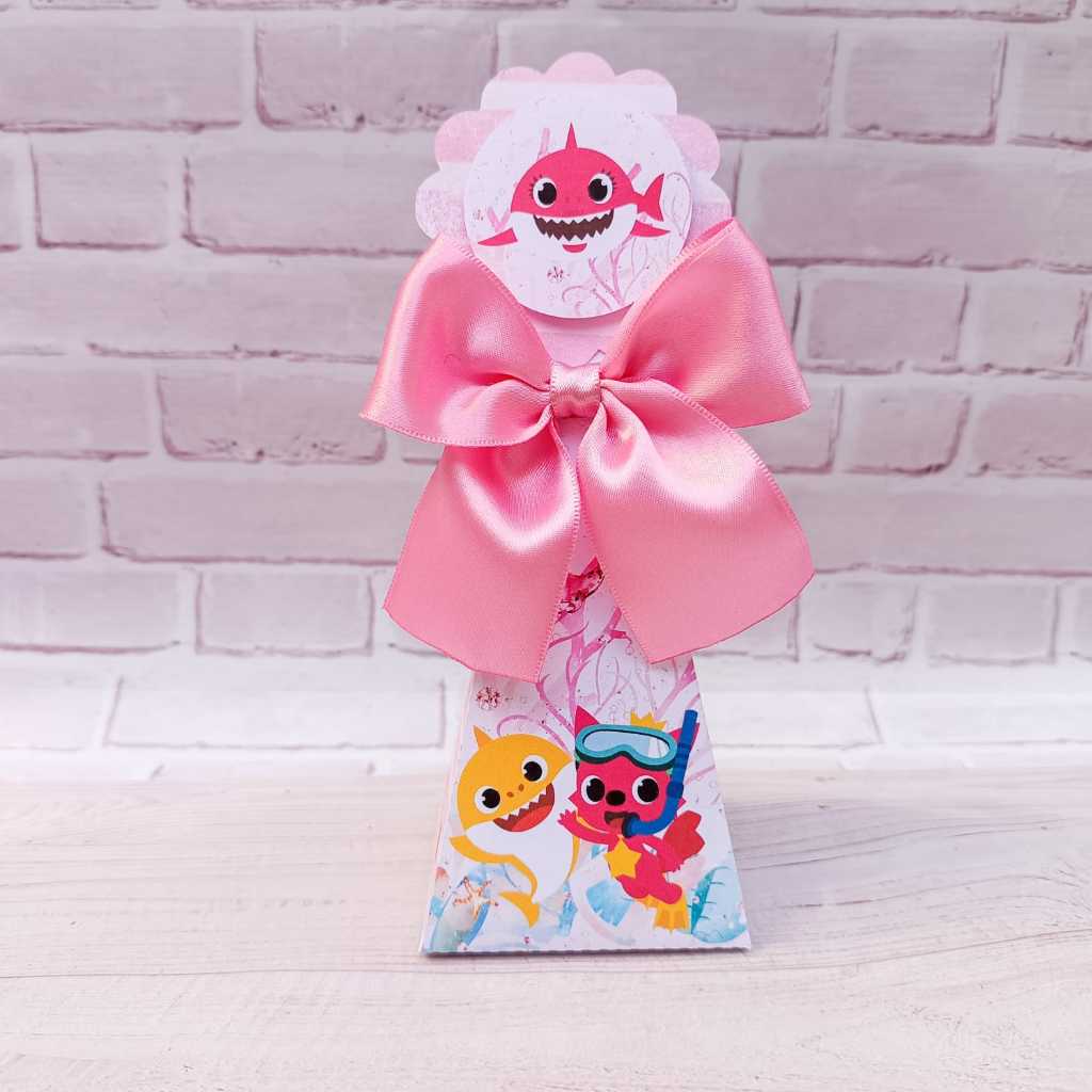 Caixa Pirâmide - Baby Shark Rosa - O tempo voa Lembrancinha para Festa - PEGUE E MONTE