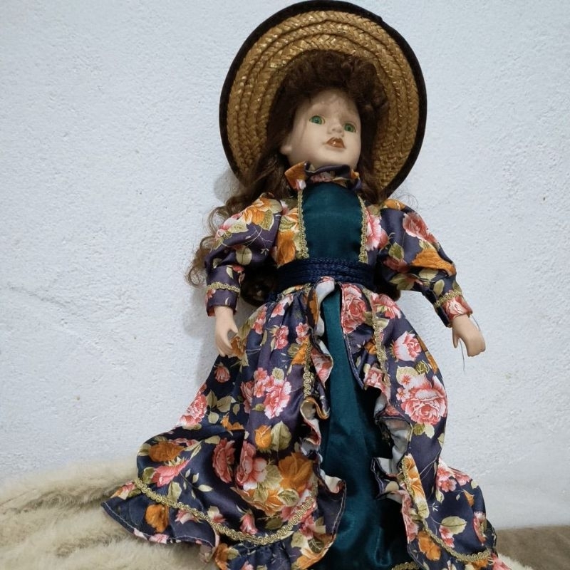 Boneca de porcelana antiga usada