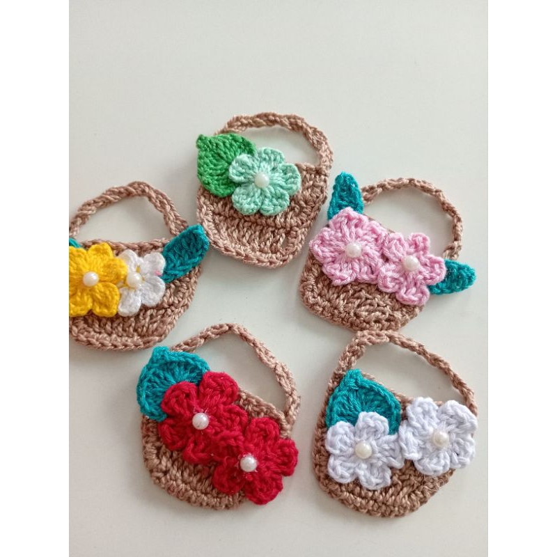 imã de geladeira em crochê cestinha de flores/lembrancinha/casamento/aniversário/festa infantil/bosque/jardim encantado