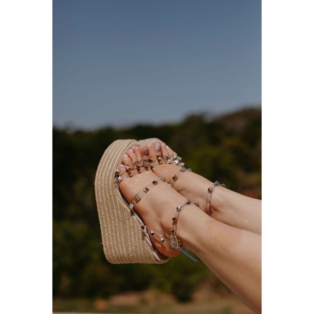 By Mariah | Sandália Anabela Alta 12 CM | Transparente com Spikes Dourados | Solado Corda