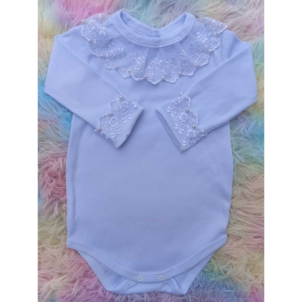 Body Bebê Menina Gola e Punho Renda com Pérolas 100% Algodão Suedine