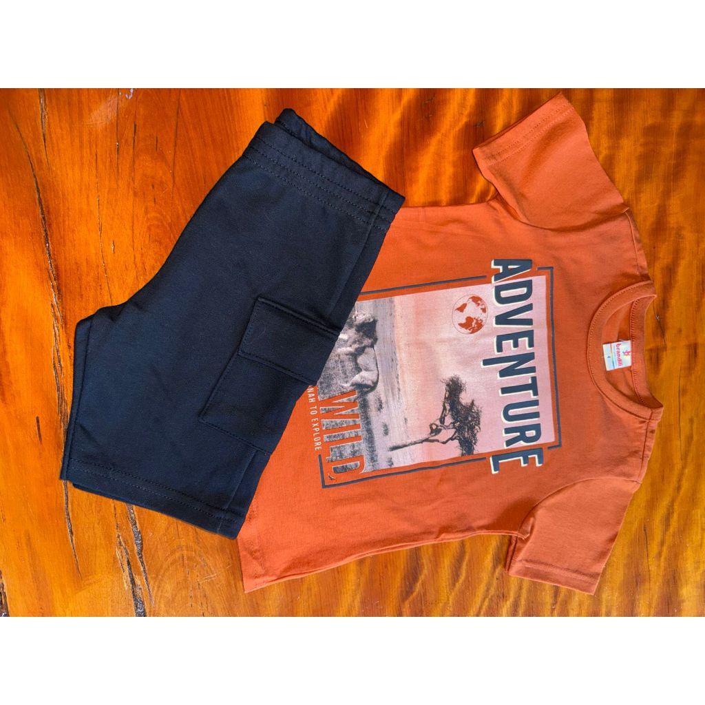 Conjunto Infantil Masculino Brandili – Camiseta Adventure Wild + Bermuda Preta com Bolso Cargo (Tamanho 4)