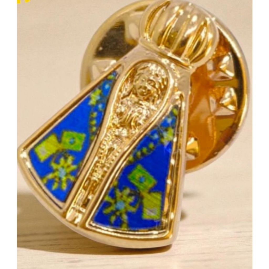 Bóton Nossa Senhora Aparecida Metal Dourado 1,5 x 1cm Lembrança Religiosa Elegante